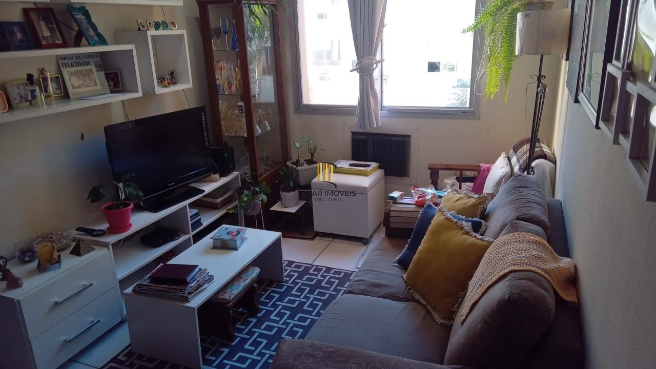 Apartamento de 2 dormitórios um lance de escada