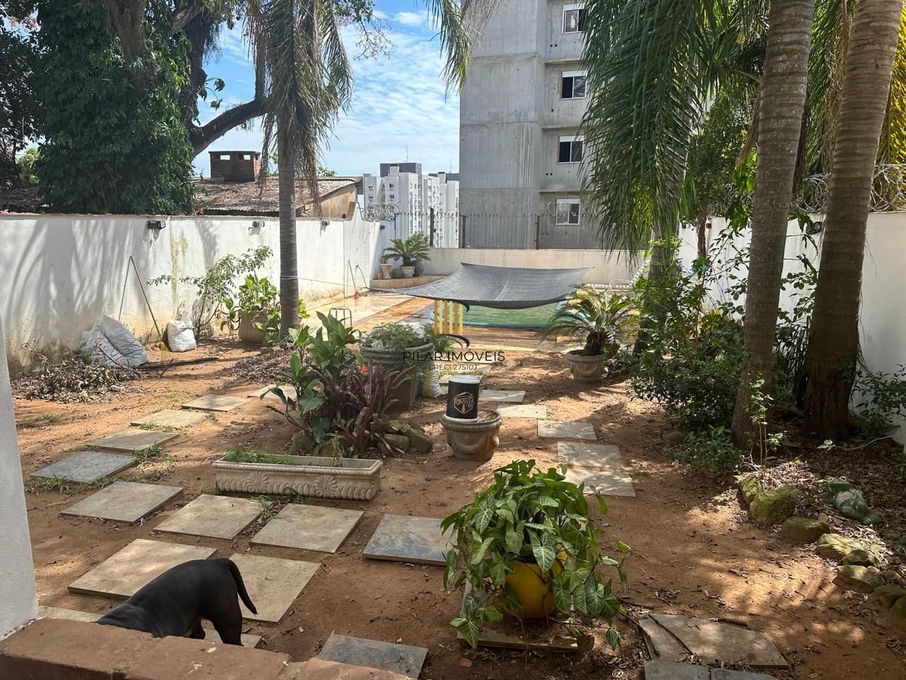 Casa com 03 quartos e 02 vagas de garagem