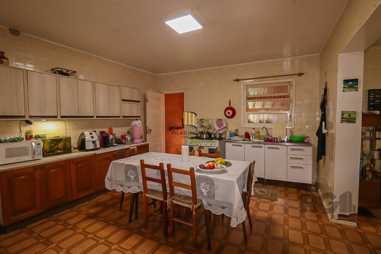 Casa com 2 quartos, vaga de garagem, churrasqueira, com 200m² privativos no centro de Esteio/RS