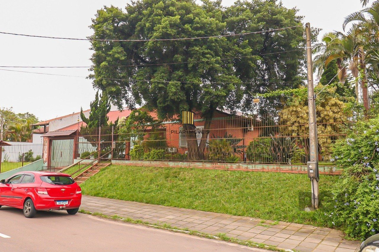 Casa com 2 quartos, vaga de garagem, churrasqueira, com 200m² privativos no centro de Esteio/RS