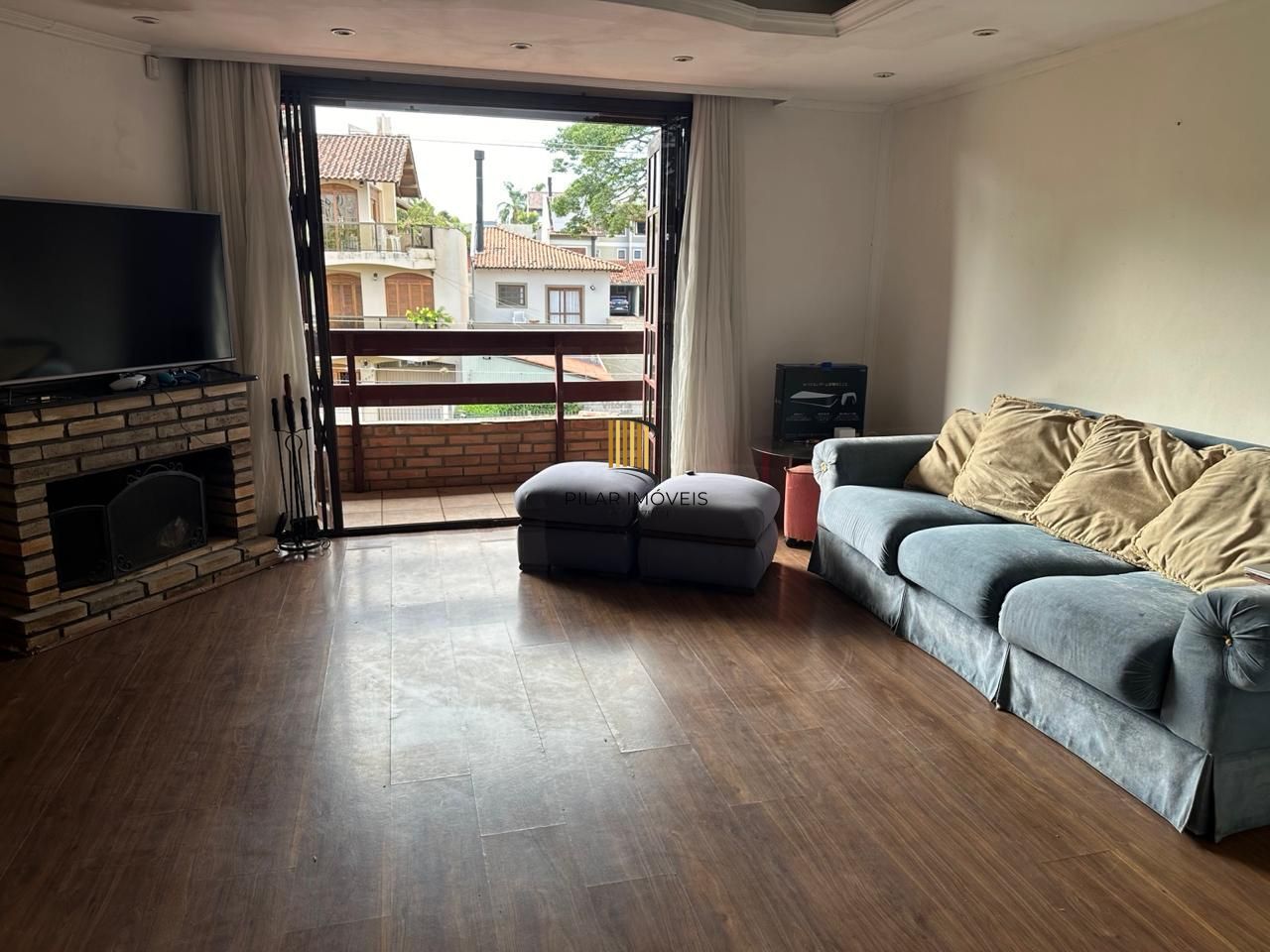 Casa com 03 quartos e 02 vagas de garagem