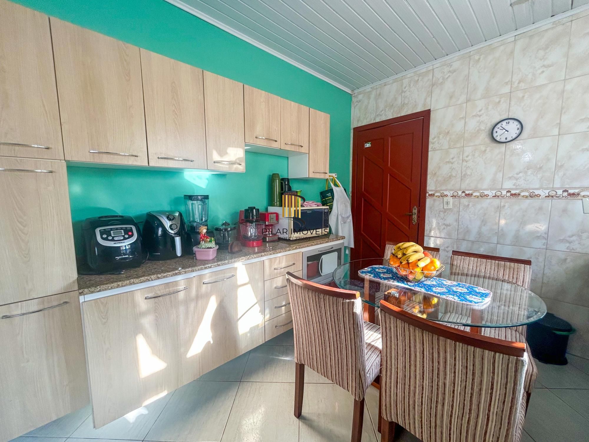 Casa 02 dormitórios e demais peças, amplo terreno plano com 300m².