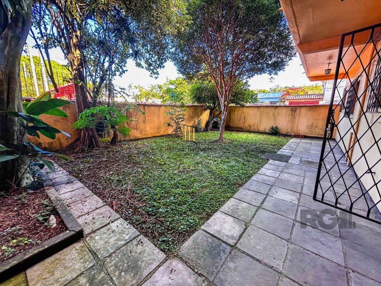 Casa de 3 dormitórios, 1 suíte, garagem fechada, churrasqueira, no bairro Cavalhada Porto Alegre/RS