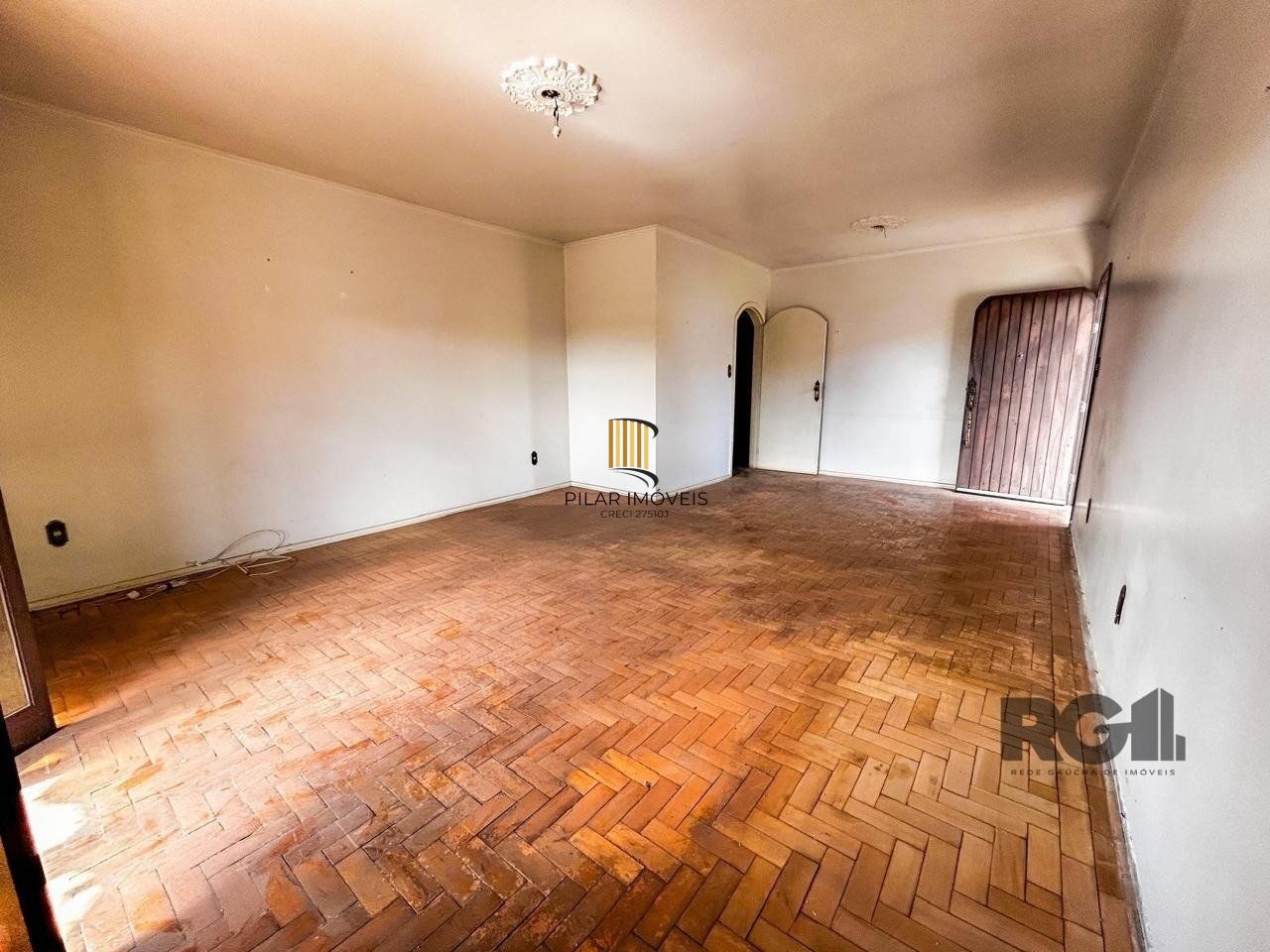 Casa com 2 salas comerciais, 3 quartos, vaga de garagem churrasqueira, suíte, no bairro Cavalhada, Porto Alegre/RS