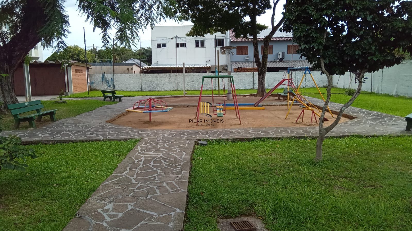 Apartamento de 2 dormitórios reformado com garagem escriturada fechada !