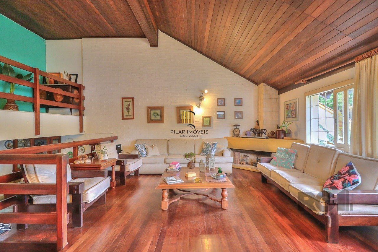 Casa a venda composta de 4 dormitórios no bairro Jardim Isabel em Porto Alegre