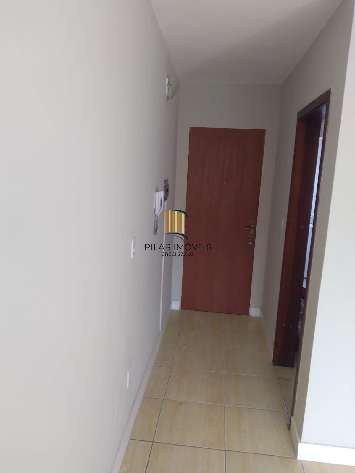 Apartamento com 02 quartos e 01 vaga escriturada e coberta, na Av. Antônio de Carvalho