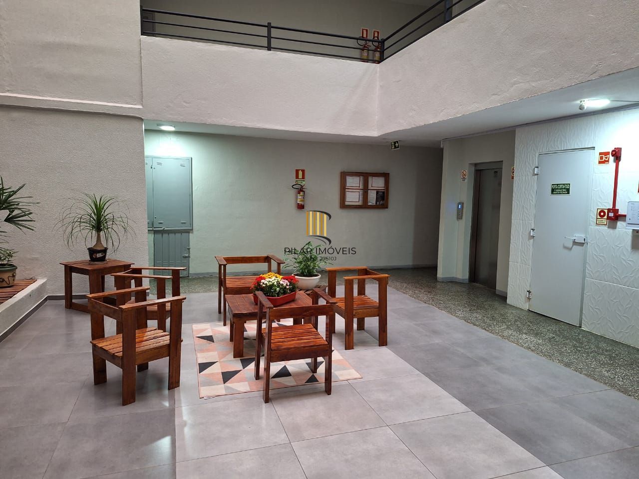 Apartamento mobiliado com 2 quartos no Bairro Humaitá