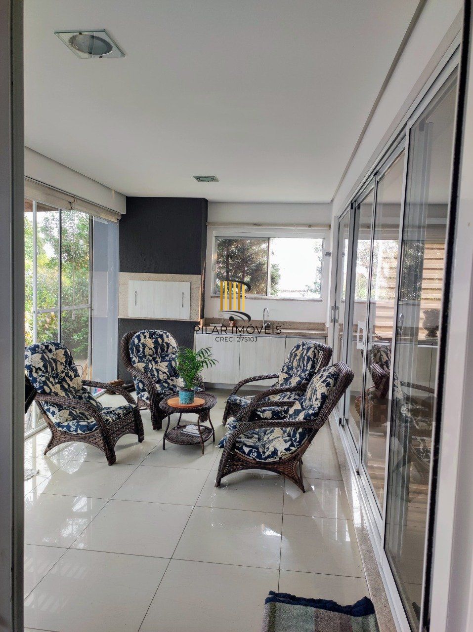 casa em condomínio com 3 suítes, sala, cozinha, lareira, churrasqueira, piscina aquecida