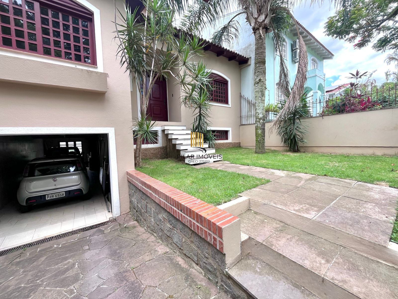 Casa com 04 quartos (01 suíte) 02 vagas no Bairro Jardim Sabará em Porto Alegre