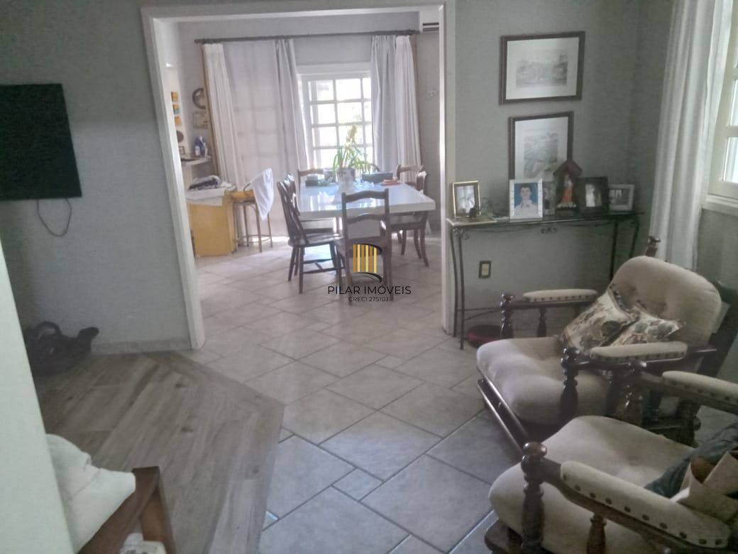 Casa sobrado  Comercial e Residencial de 4 dormitórios e 6 banheiros e 5 vagas de garagem