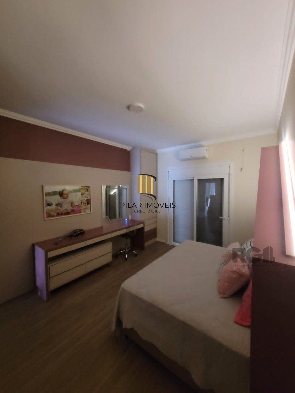 Casa com 3 quartos, 1 suíte, churrasqueira, lareira, 2 vagas de garagem, no bairro Hípica, Porto Alegre/RS