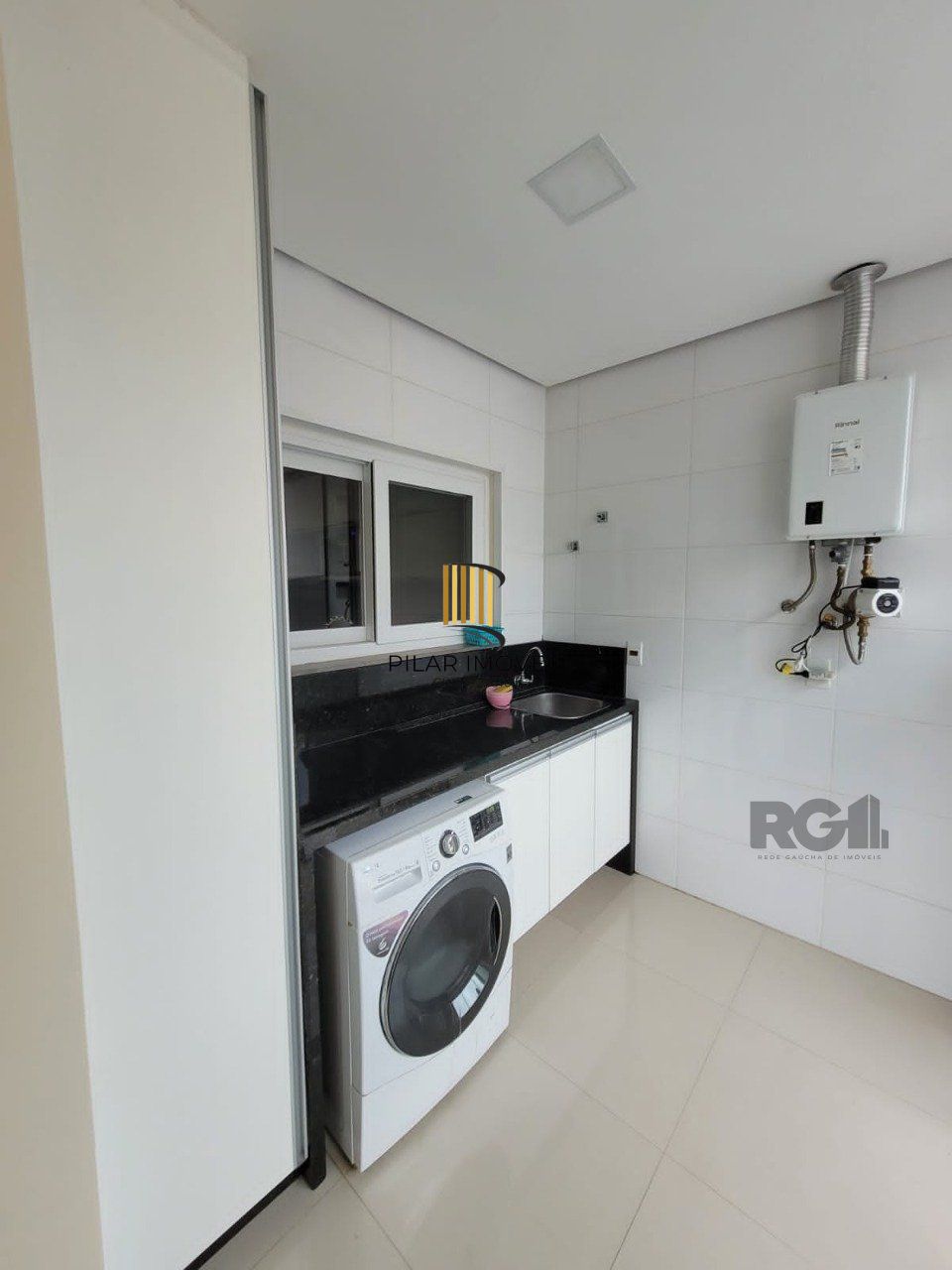 Casa com 3 quartos, 1 suíte, churrasqueira, lareira, 2 vagas de garagem, no bairro Hípica, Porto Alegre/RS