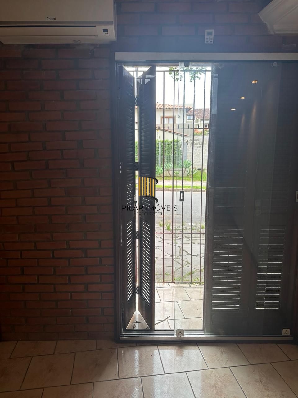 Casa com 03 quartos e 02 vagas de garagem