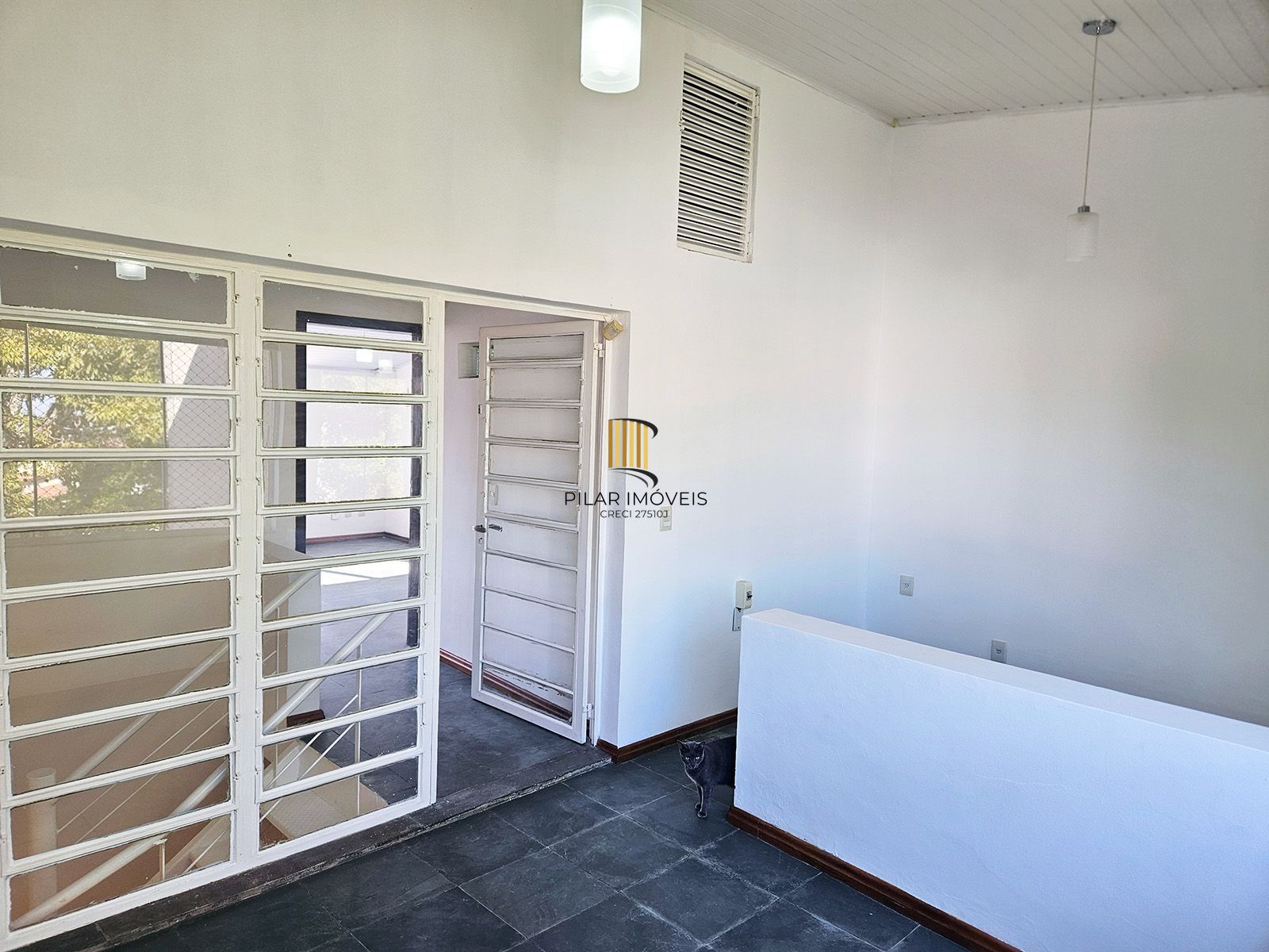 Casa com 4 quartos (02 suítes), 02 vagas cobertas no Bairro Ipanema