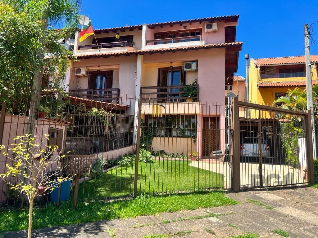 Casa com 3 dormitórios no bairro Morro Santana