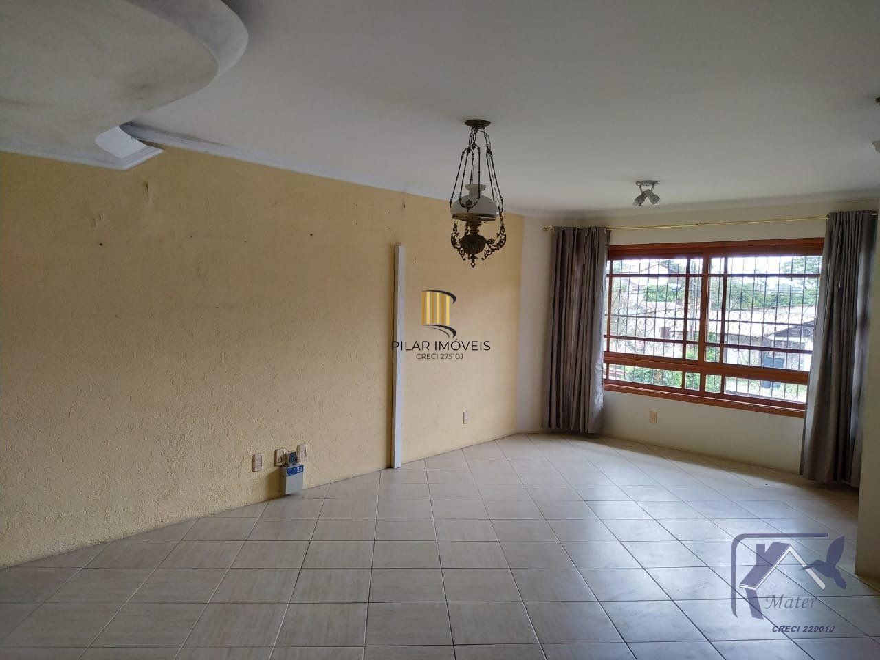 CASA COM 220m², 3 DORMITORIOS, SUITE, 4 VAGAS DE GARAGEM COBERTAS, BAIRRO IPANEMA, EM PORTO ALEGRE, RS