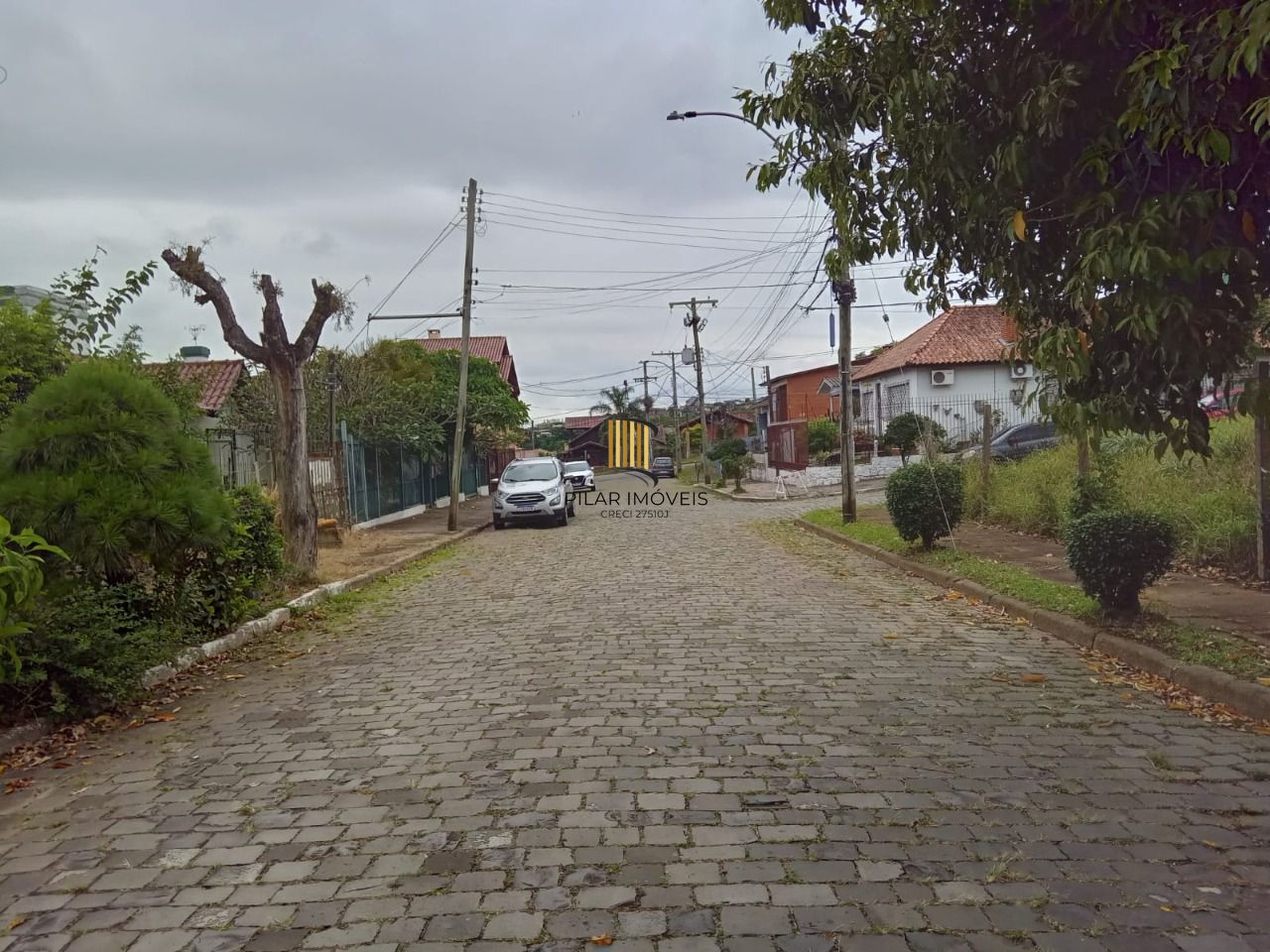 Casa com 3 dormitórios , 2 vagas de garagem fechada !