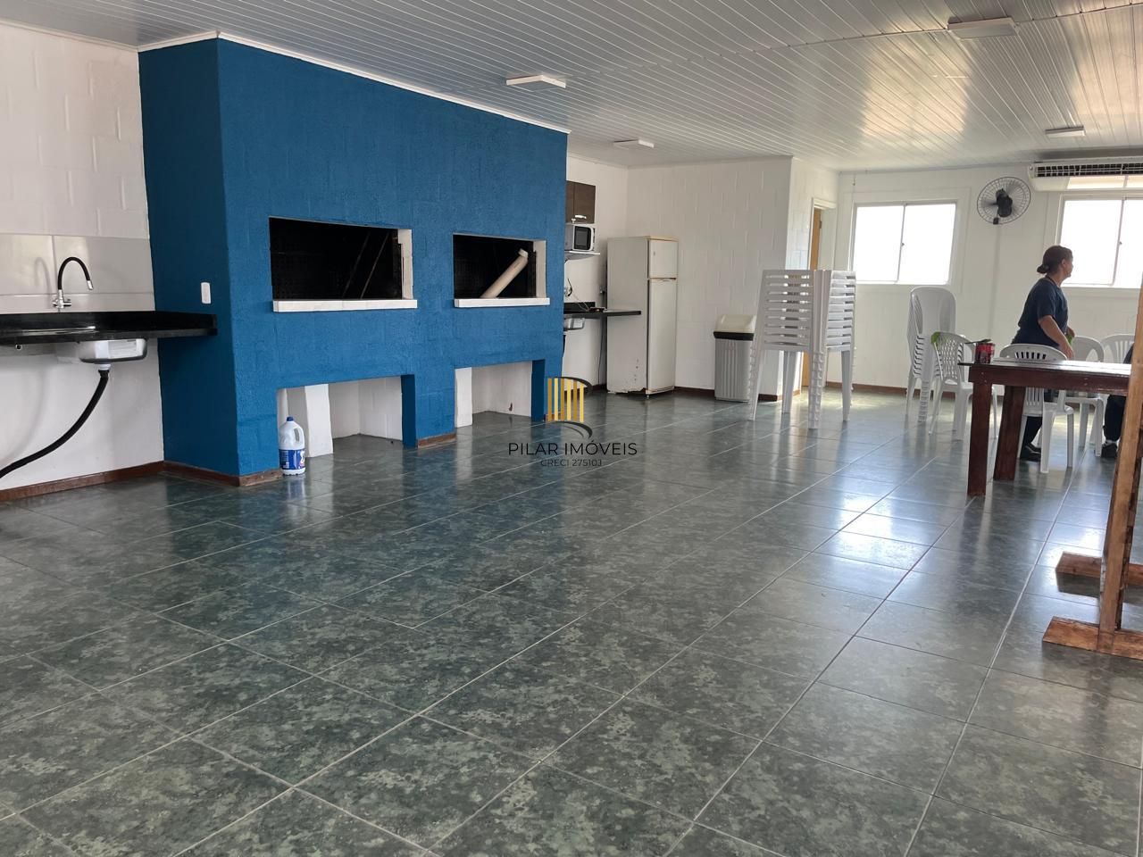 Apartamento com 02 quartos e 01 vaga no Bairro Rubem Berta