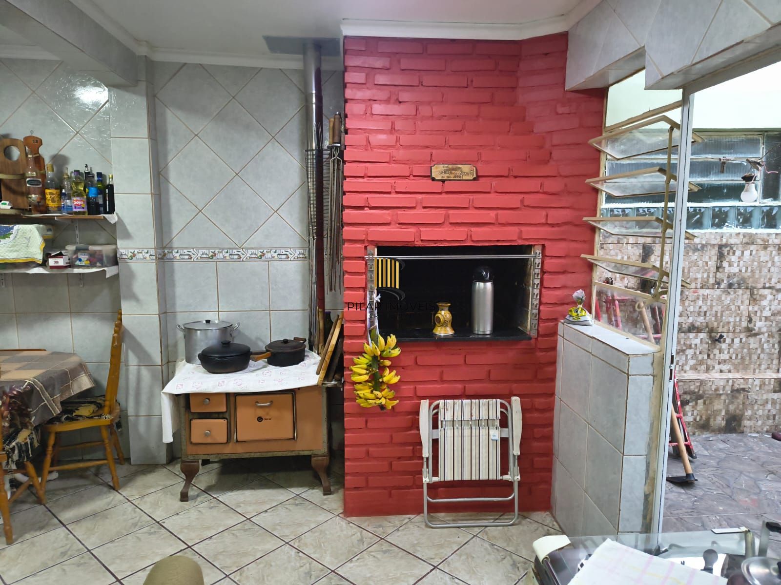 Casa com 2 vagas de garagem para carros pequenos