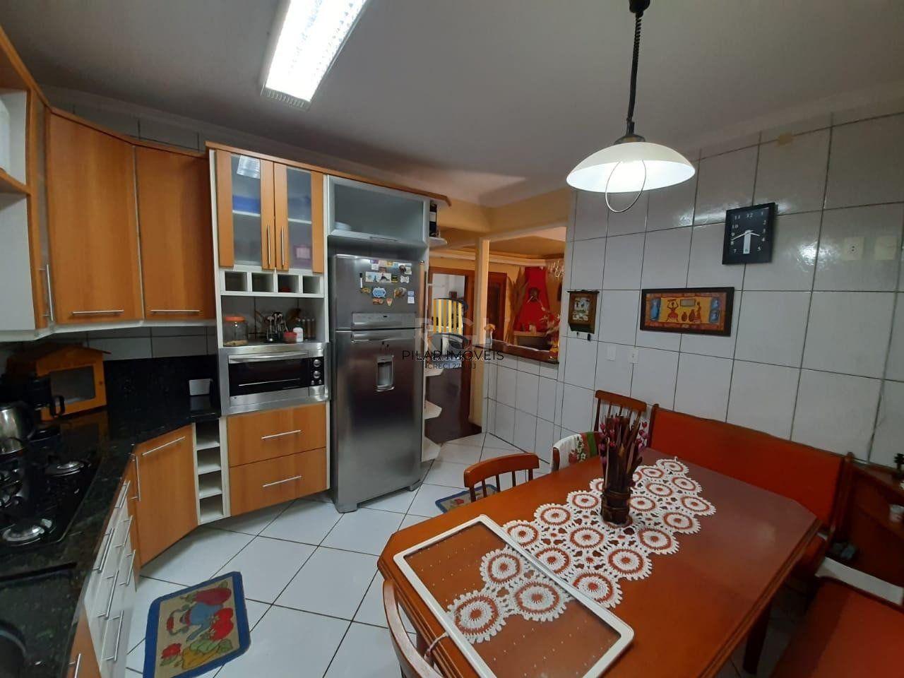 Casa para Venda - 274m², 3 dormitórios, sendo 1 suites, 3 vagas - Guarujá, Porto Alegre