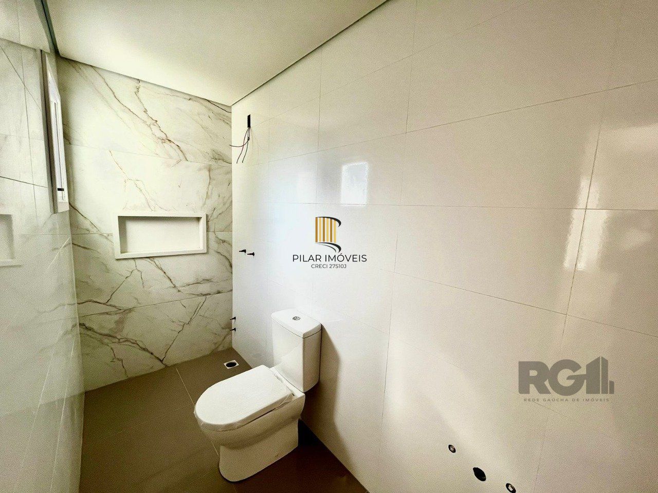 casa 3 dormitórios  1 suíte, 2 vagas, condomínio com piscina 240,22m² privativos no Bairro Vila Nova Porto Alegre/RS