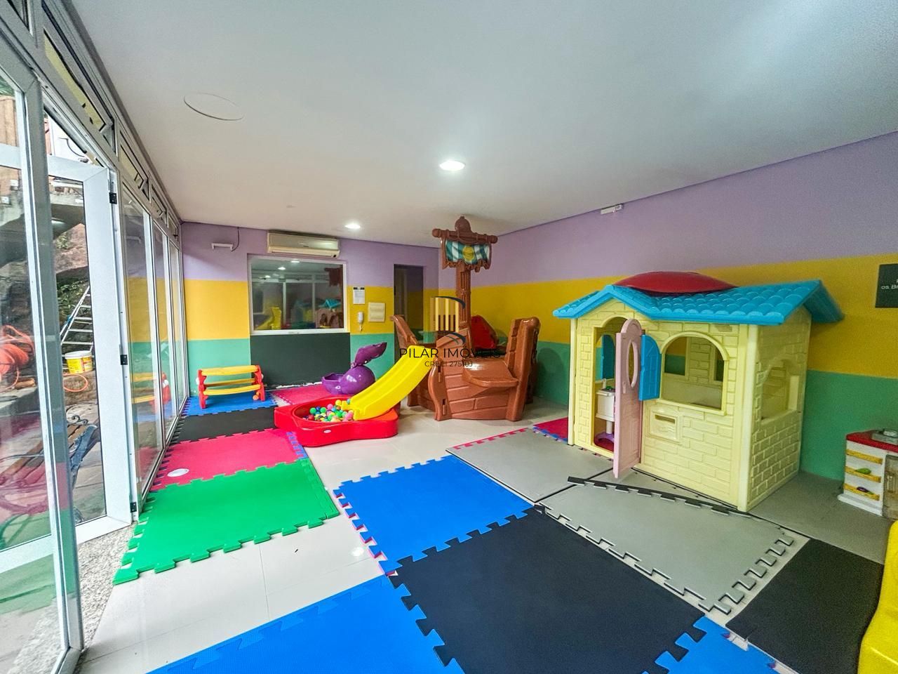 Casa em Condomínio com 03 quartos, 01 suíte e 02 vagas cobertas - Teresópolis