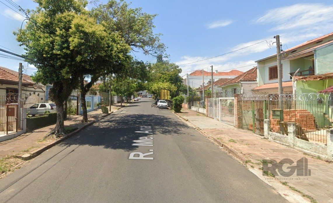 Casa para Venda - 350m², 4 dormitórios, sendo 2 suites, 2 vagas - Glória