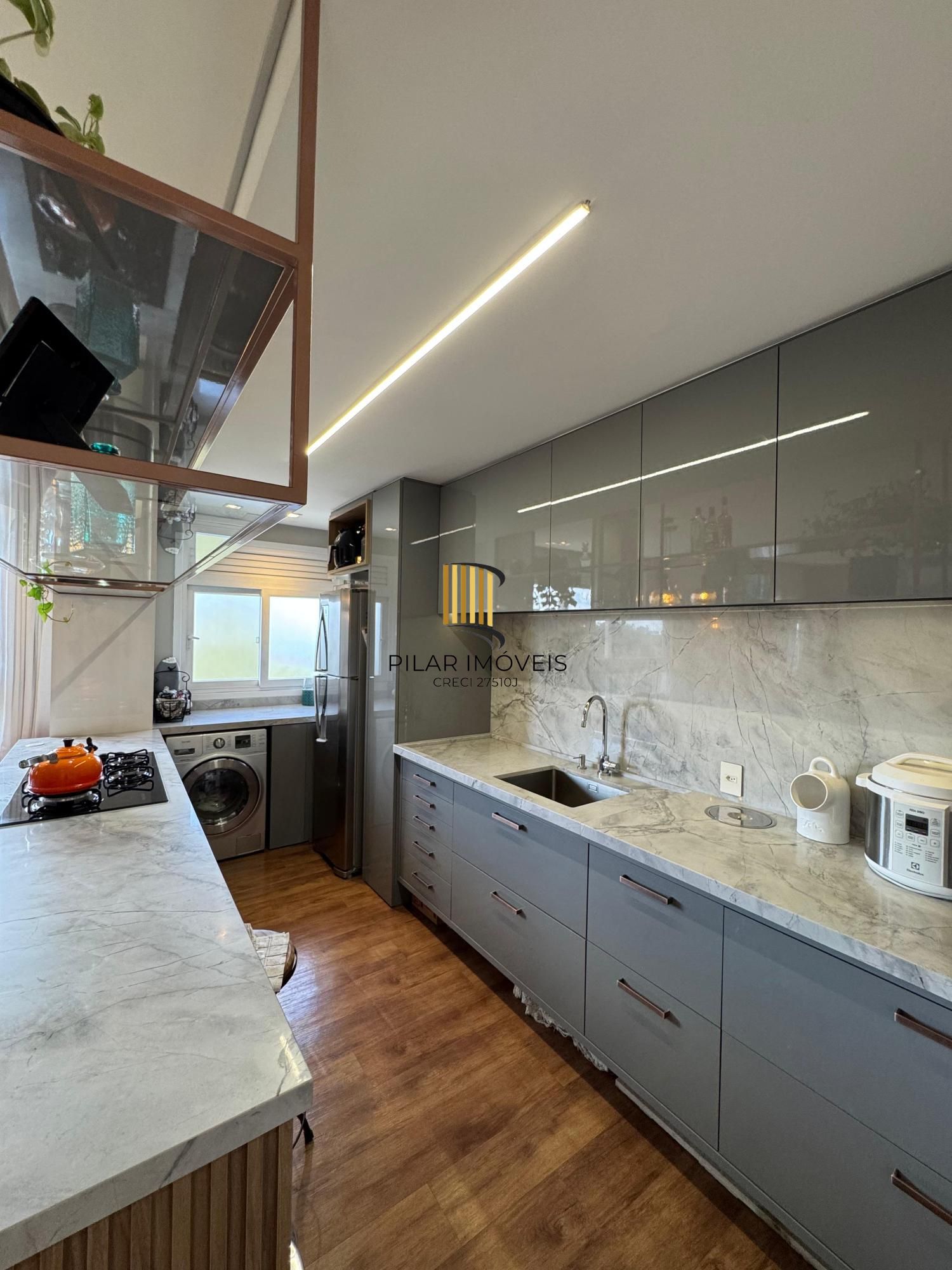 Apartamento com 02 quartos (01 suíte) e 01 vaga escriturada