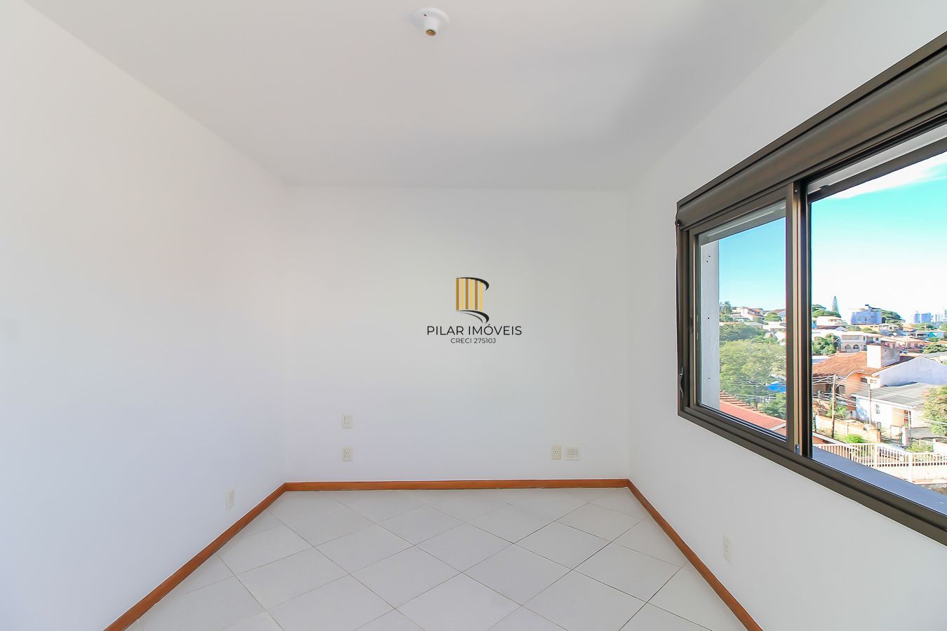 Apartamento à venda na Aparício Borges – 2 dormitórios, iluminado e com ótimo custo-benefício!  Excelente oportunidade para quem busca praticidade e conforto! Apartamento com 2 dormitórios, bem iluminado, arejado e com ótimo aproveitamento de espaço. Localizado em andar alto (prédio sem elevador), ideal para quem valoriza privacidade e tranquilidade