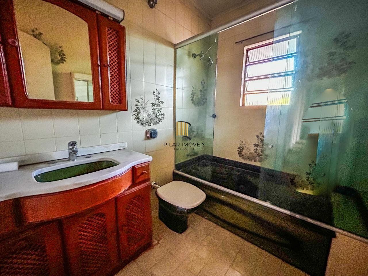 Casa de 3 dormitórios, 1 suíte, garagem fechada, churrasqueira, no bairro Cavalhada Porto Alegre/RS