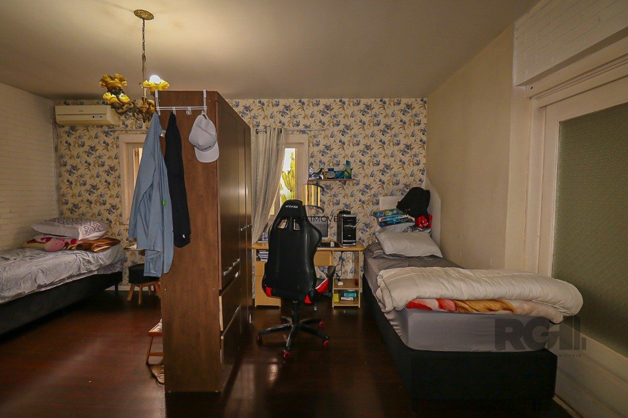 Casa com 2 quartos, vaga de garagem, churrasqueira, com 200m² privativos no centro de Esteio/RS