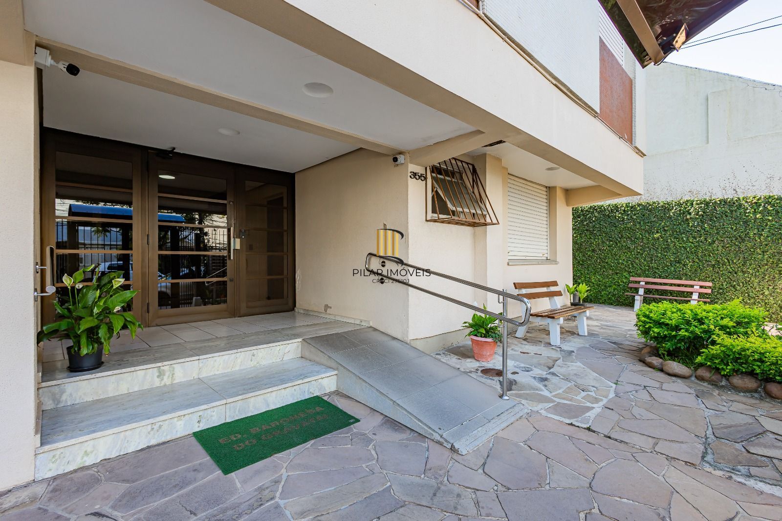 Apartamento a venda com dois dormitorios e vaga coberta no bairro Menino Deus.