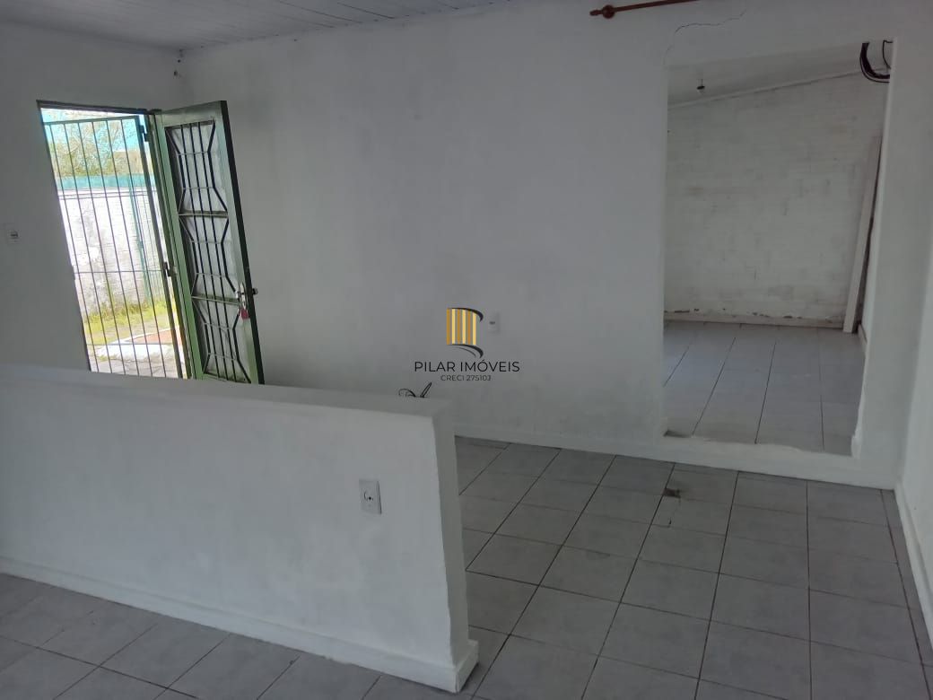 Casa com 2 dormitórios e 3 vagas de garagem !