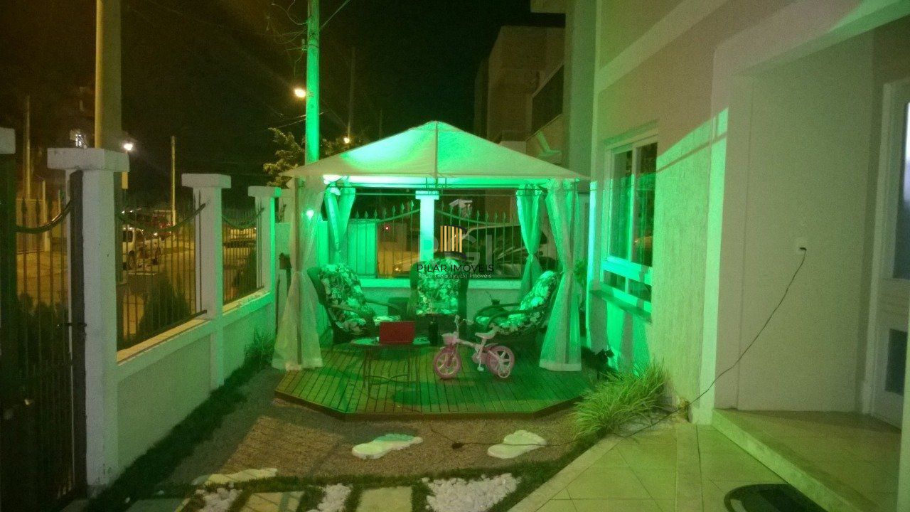 Casa para Venda - 272m², 3 dormitórios, sendo 1 suítes, 2 vagas - Hípica