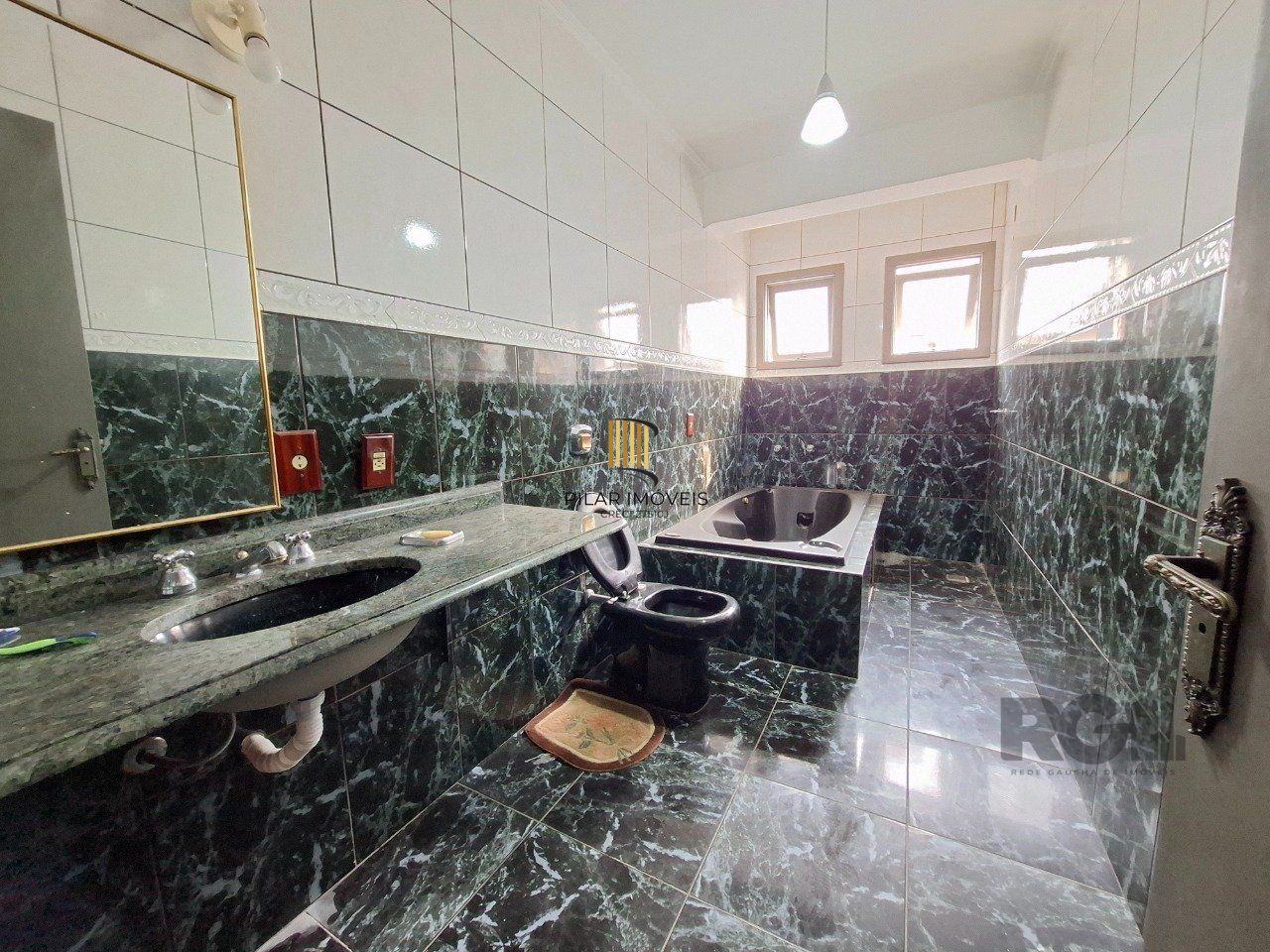 Casa com 537,00 m² com 04 dormitórios no Bairro Tristeza