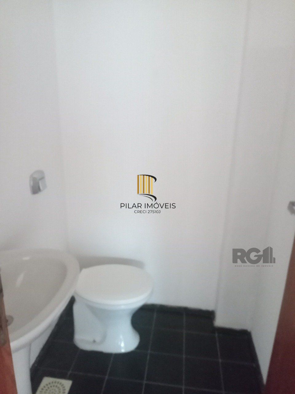 SALA COMERCIAL DESOCUPADA, NO BAIRRO CENTRO HISTÓRICO, EM PORTO ALEGRE, RS