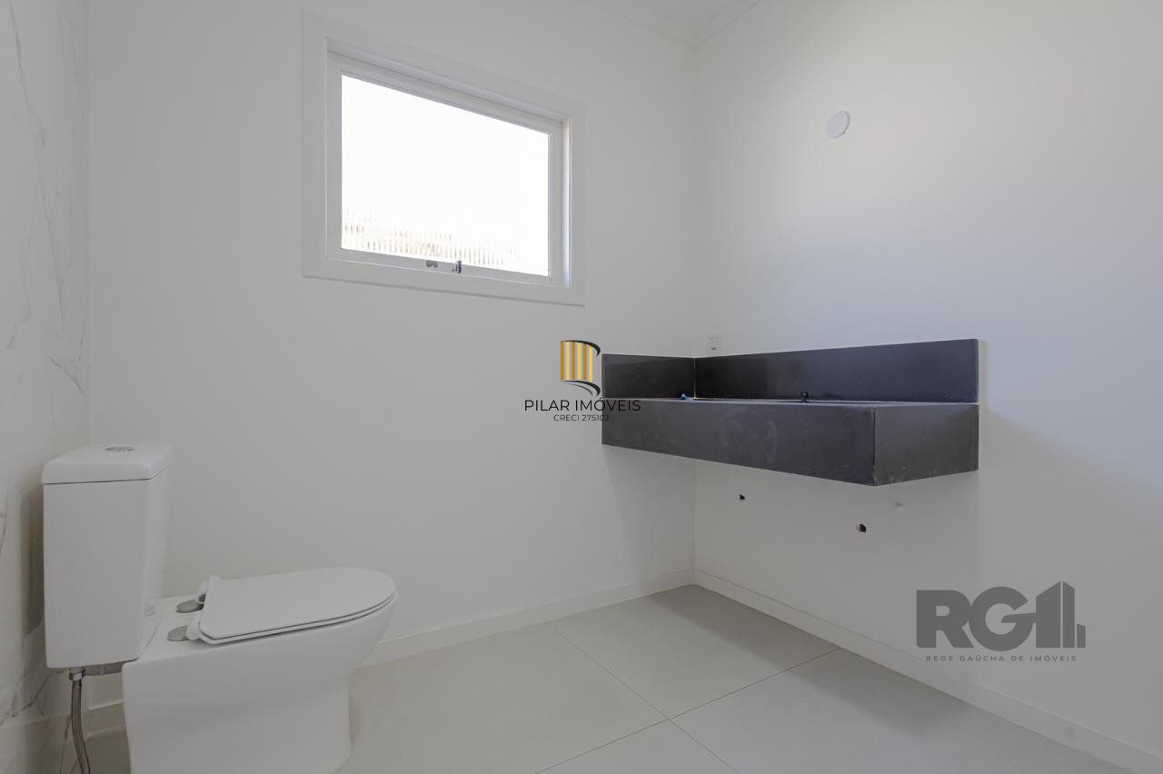 Casa de 3 dormitórios, suíte no bairro Teresópolis com 4 vagas de garagem