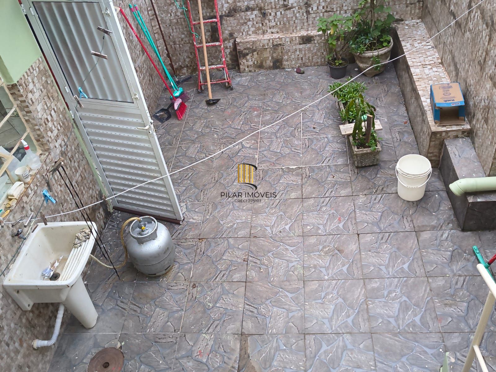 Casa com 2 vagas de garagem para carros pequenos