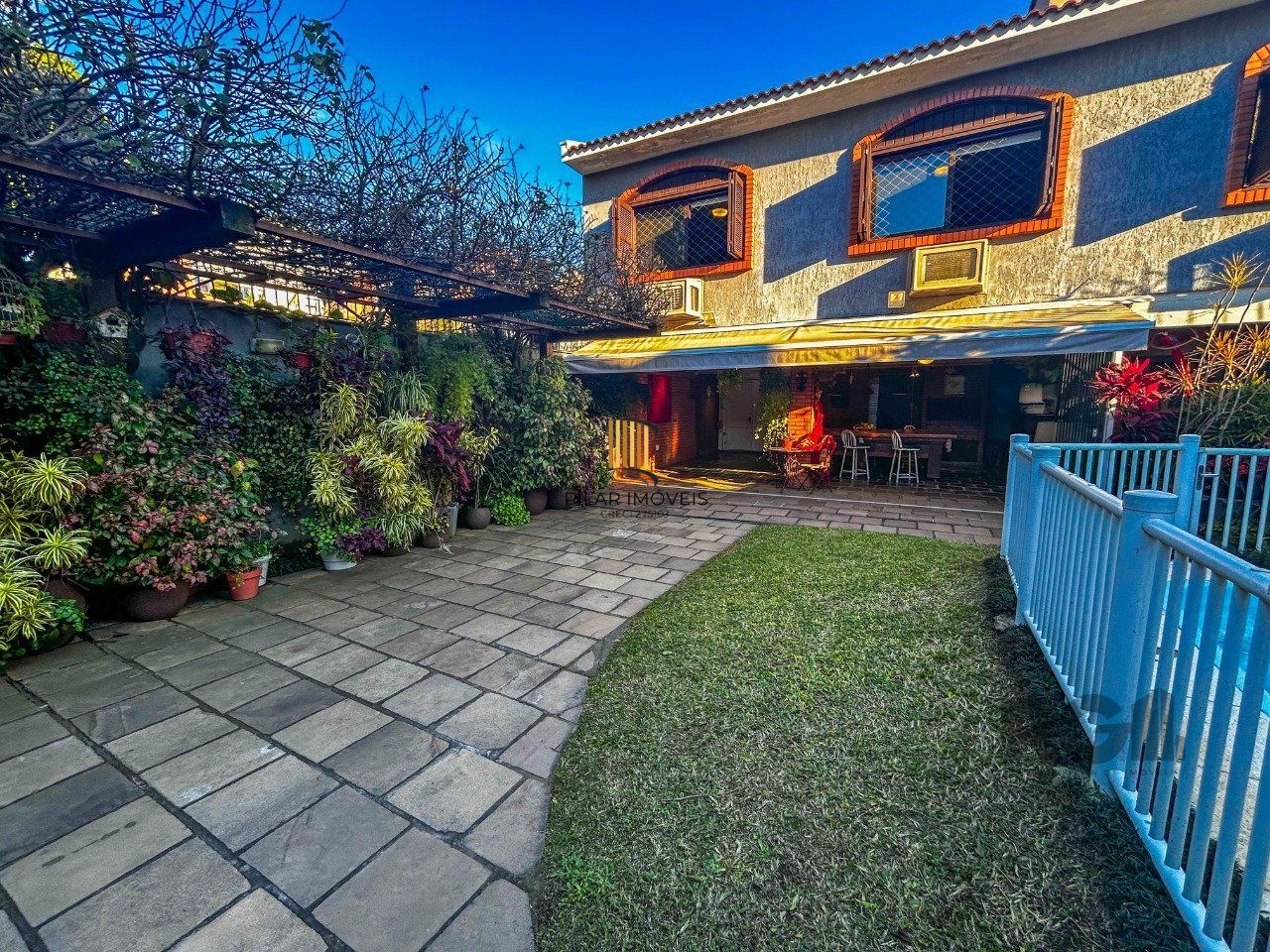 Casa 3 dormitórios, suíte, lareira, churrasqueira,, pátio, vaga garagem com 309 m² privativos.
