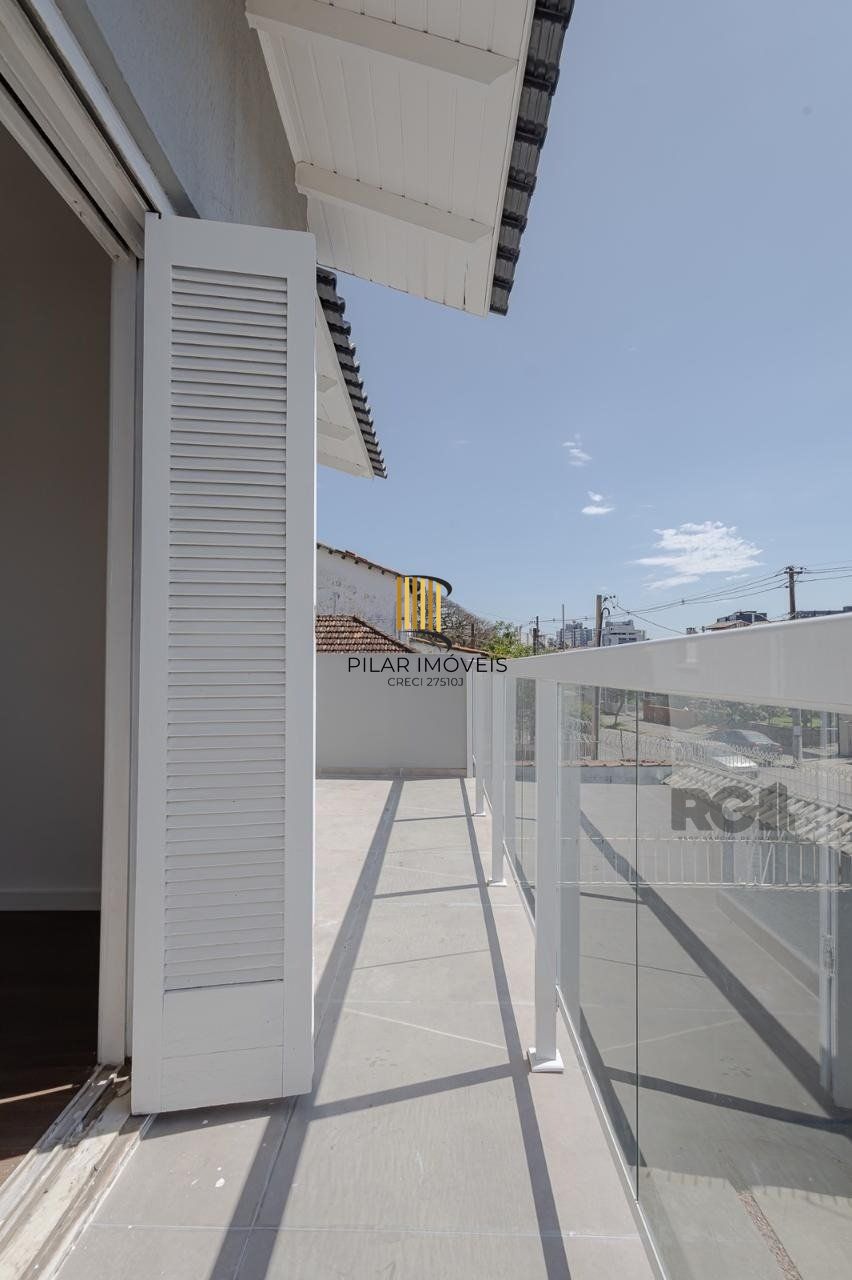 Casa de 3 dormitórios, suíte no bairro Teresópolis com 4 vagas de garagem