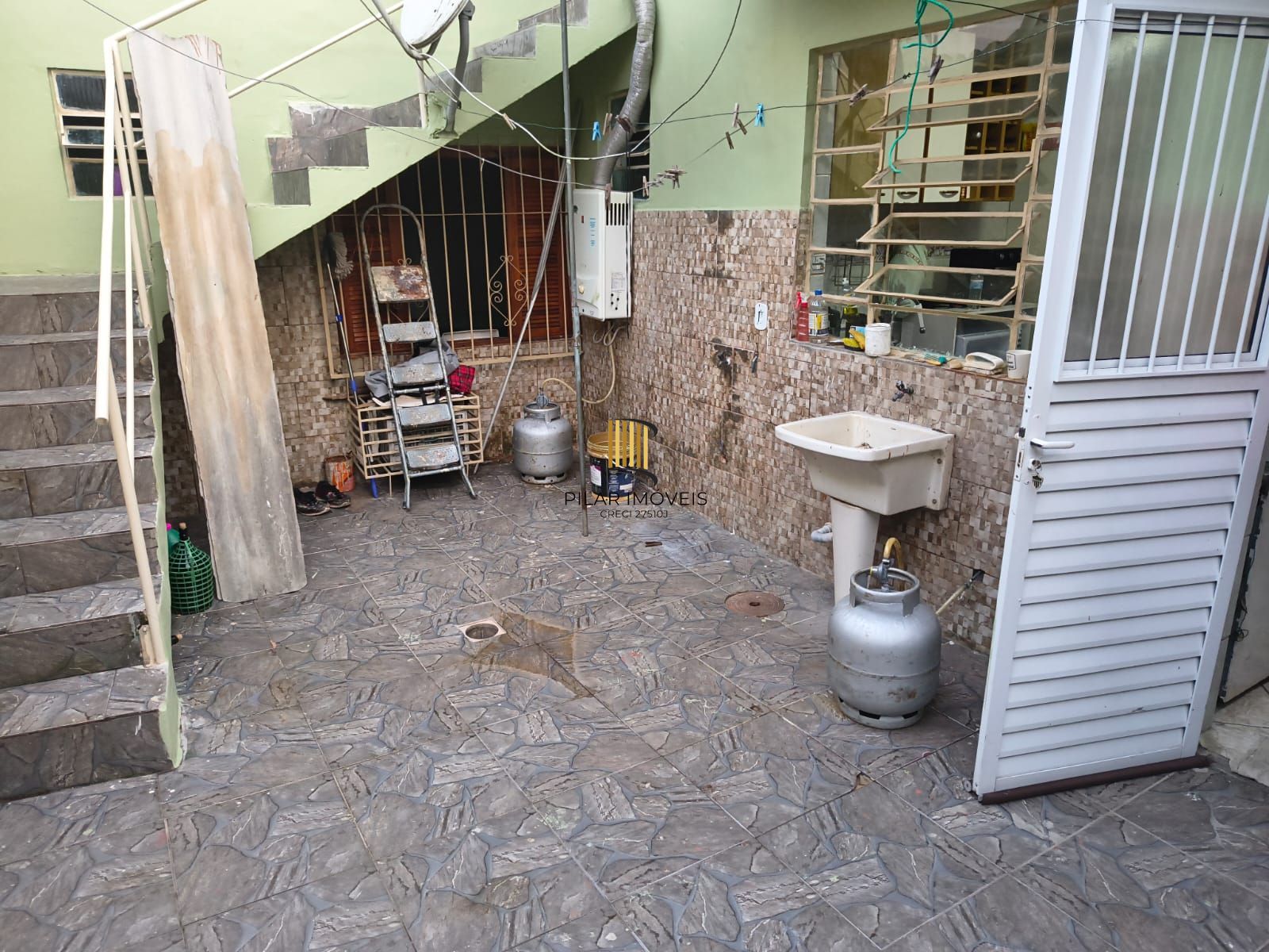 Casa com 2 vagas de garagem para carros pequenos