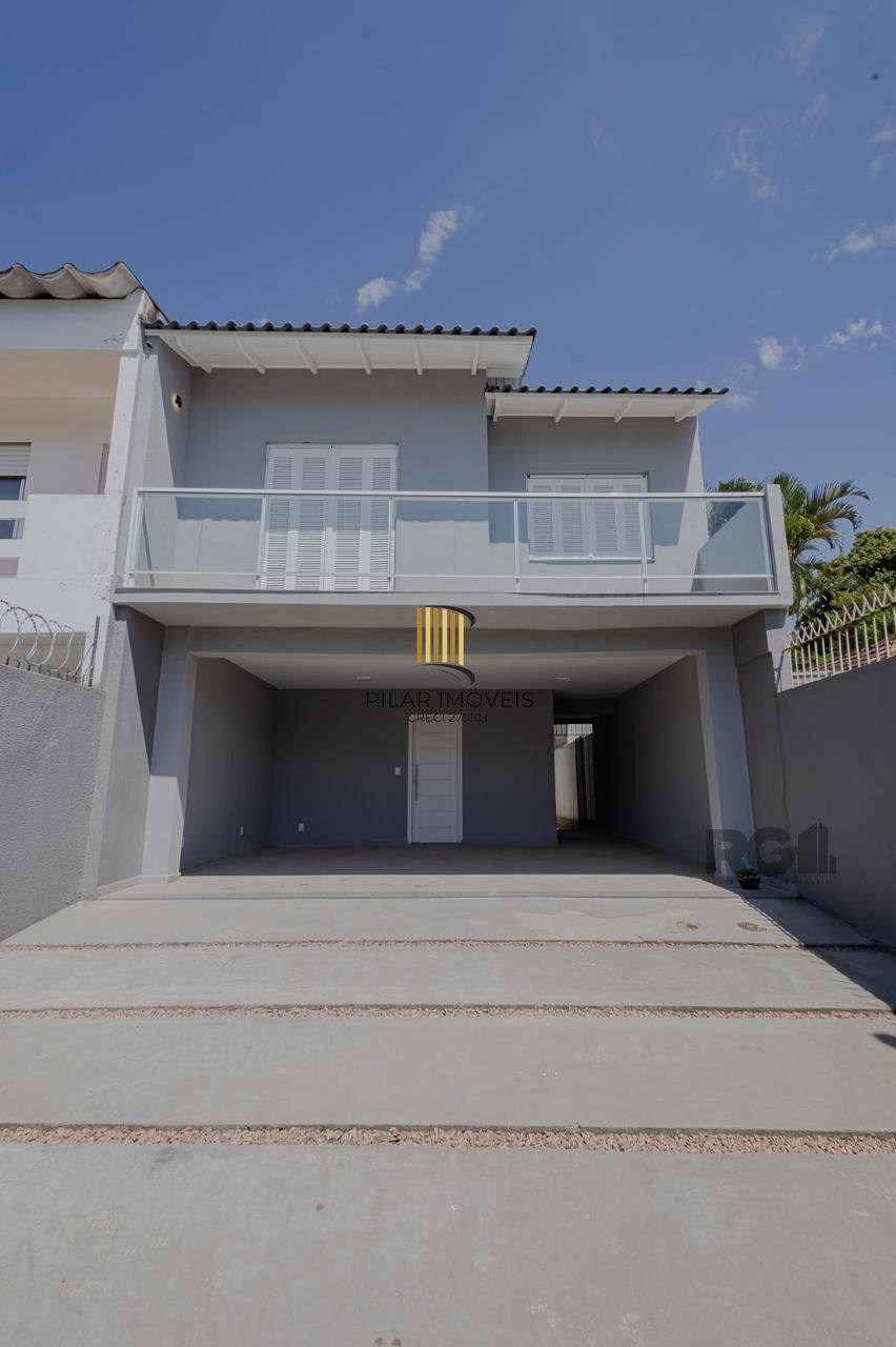 Casa de 3 dormitórios, suíte no bairro Teresópolis com 4 vagas de garagem