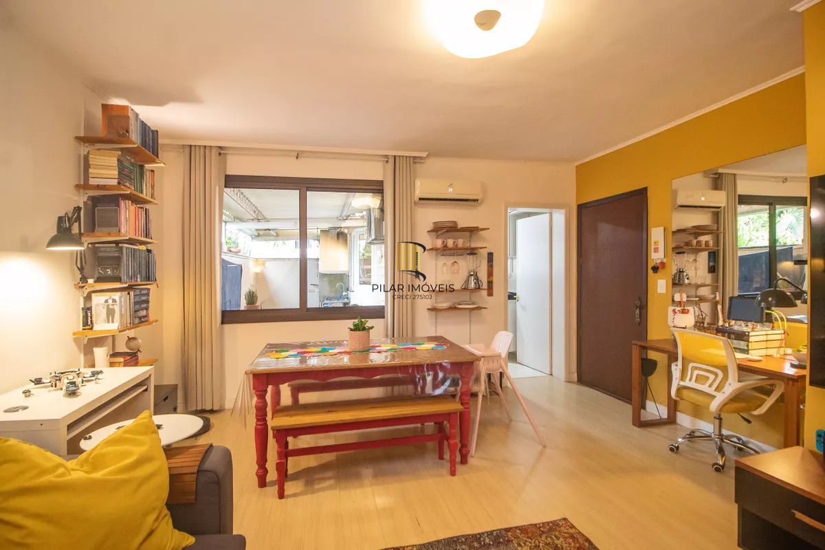 Casa 2 dormitórios no bairro Cristal