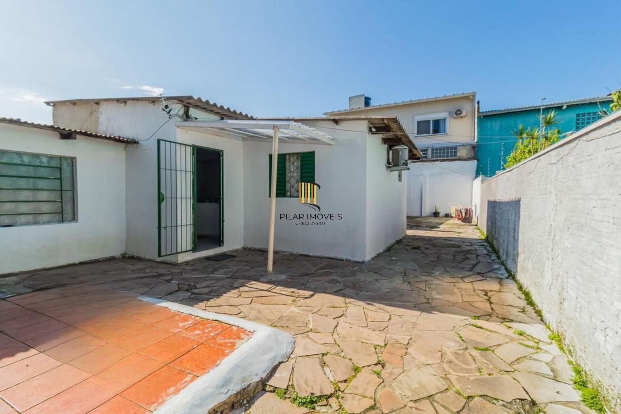 Casa com 2 dormitórios e 3 vagas de garagem !