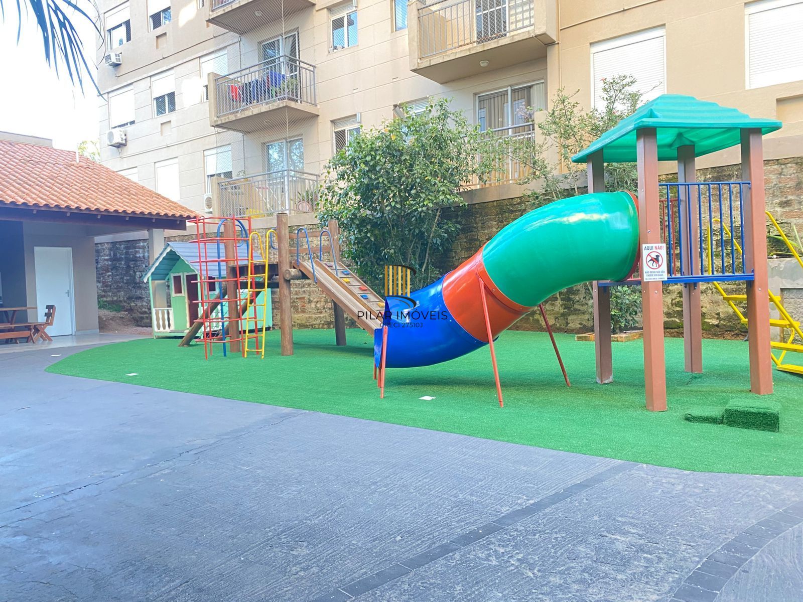 Apartamento com 03 quartos e 01 vaga  Bairro Camaquã