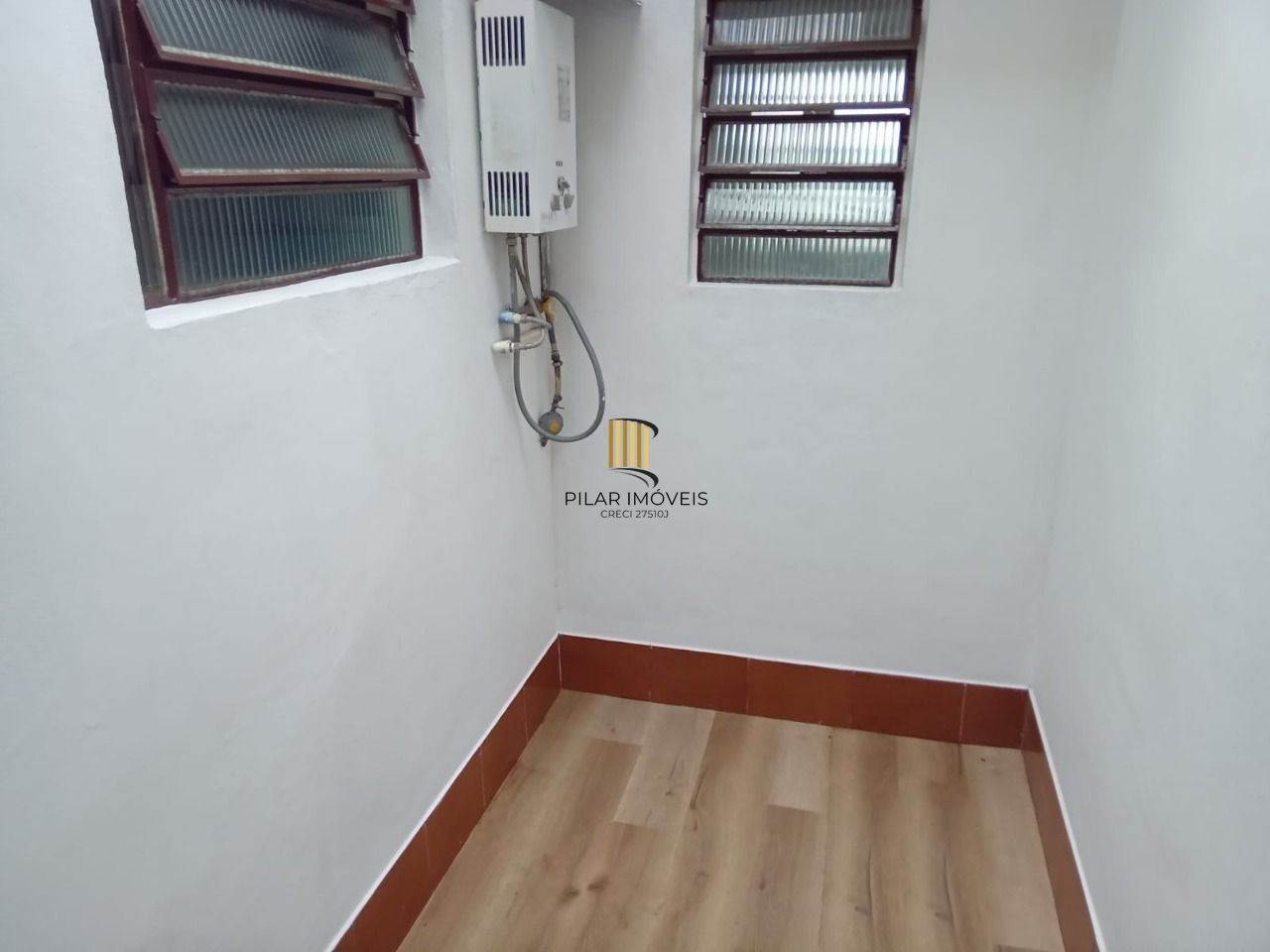 Casa com 3 dormitórios , 2 vagas de garagem fechada !