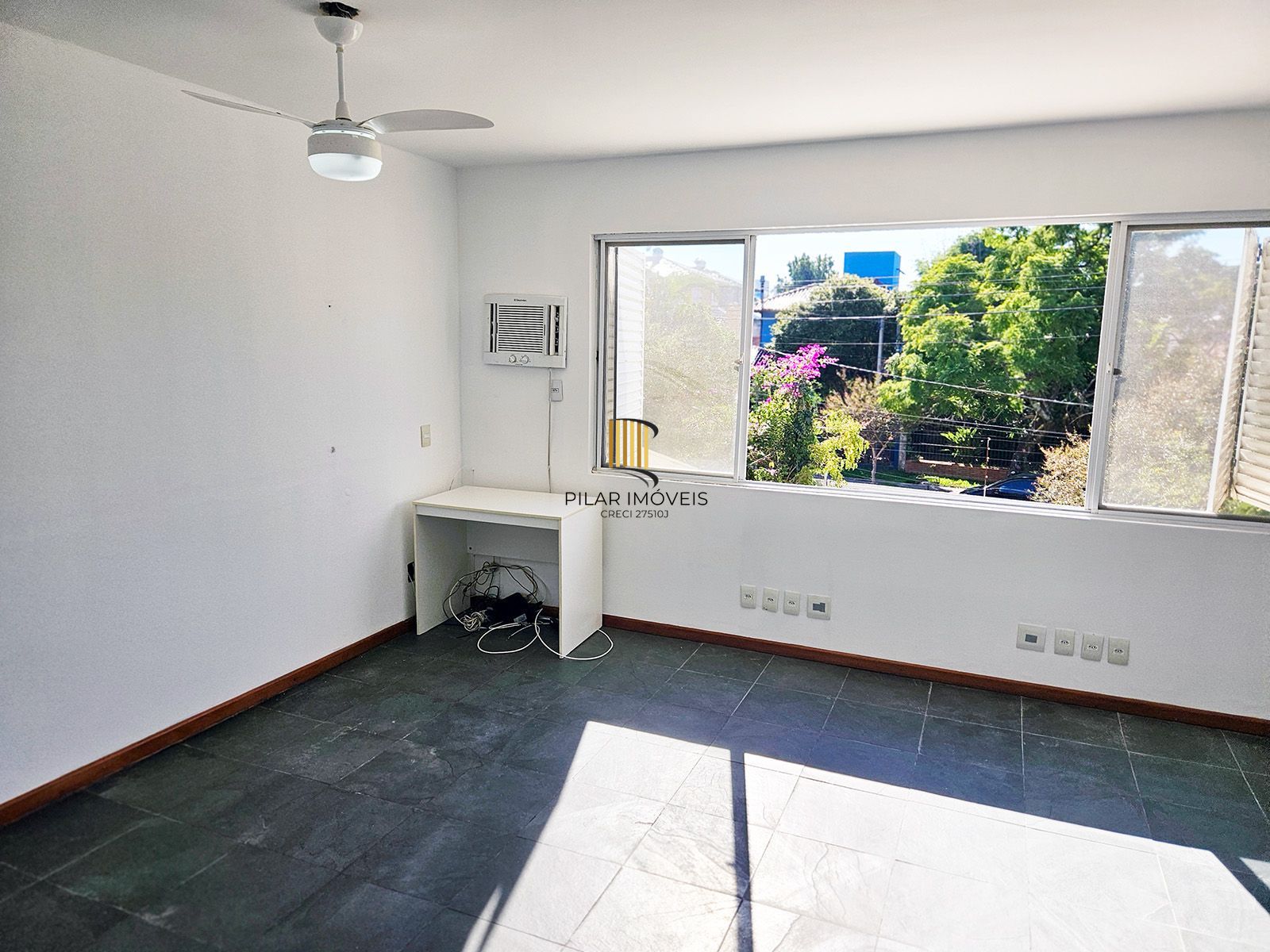 Casa com 4 quartos (02 suítes), 02 vagas cobertas no Bairro Ipanema