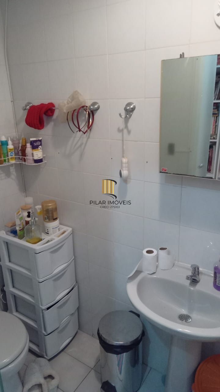 Apartamento de 2 dormitórios um lance de escada