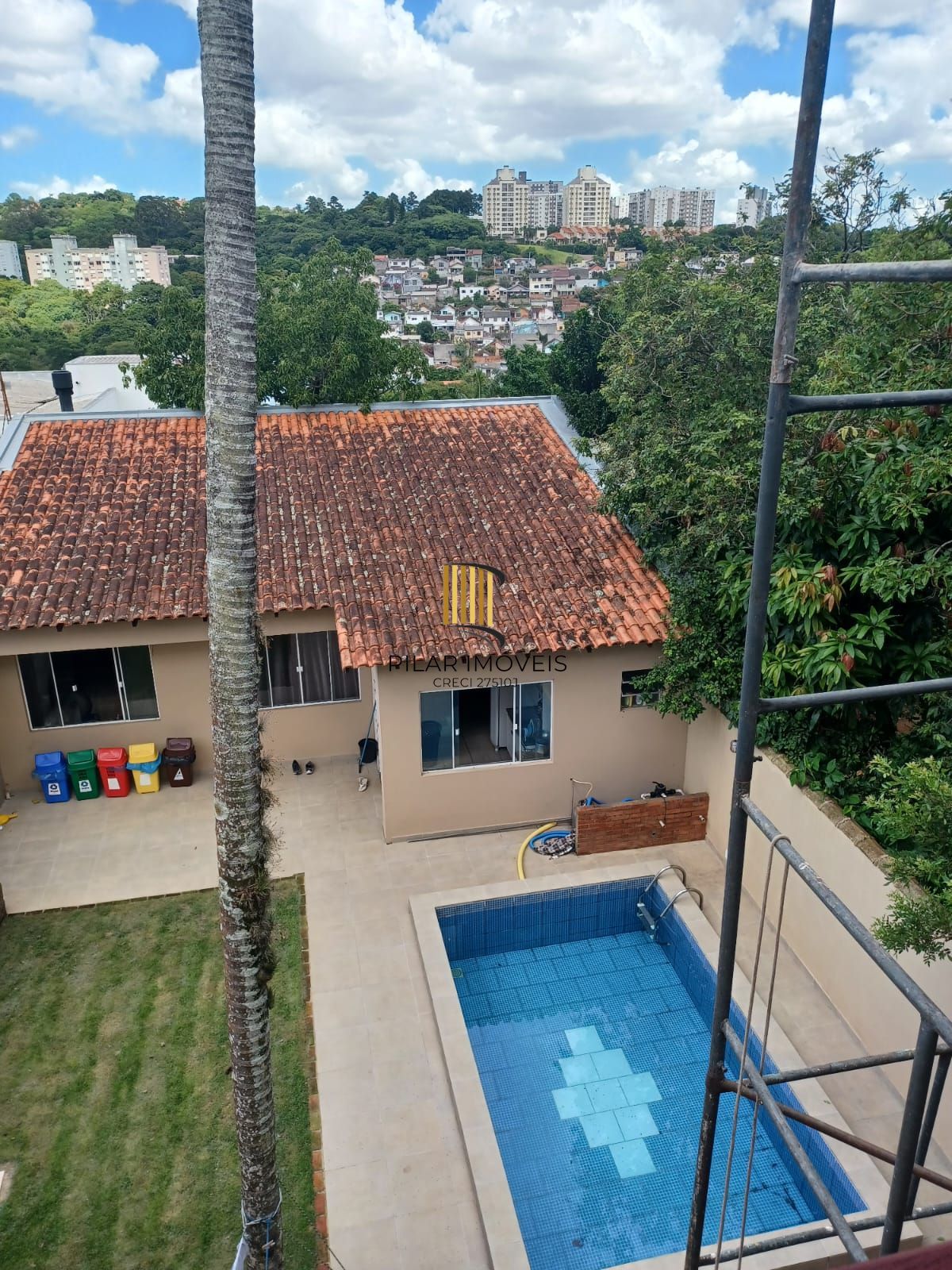 Casa com 04 quartos (01 suíte) 02 vagas no Bairro Jardim Sabará em Porto Alegre